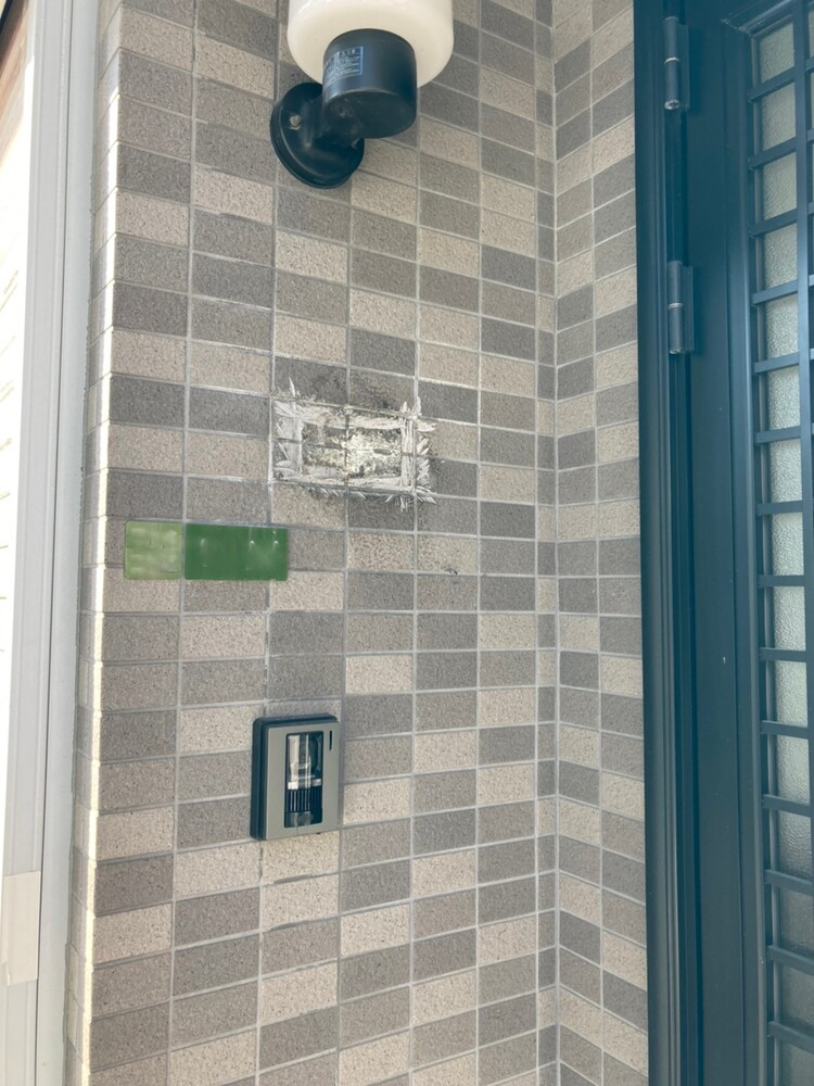 外壁タイルが傷だらけ 張替え 色合わせ補修 大阪府 お家の傷補修は大阪 豊中市のリテック Reteq へ リペアなら短時間 低コストで元通りに