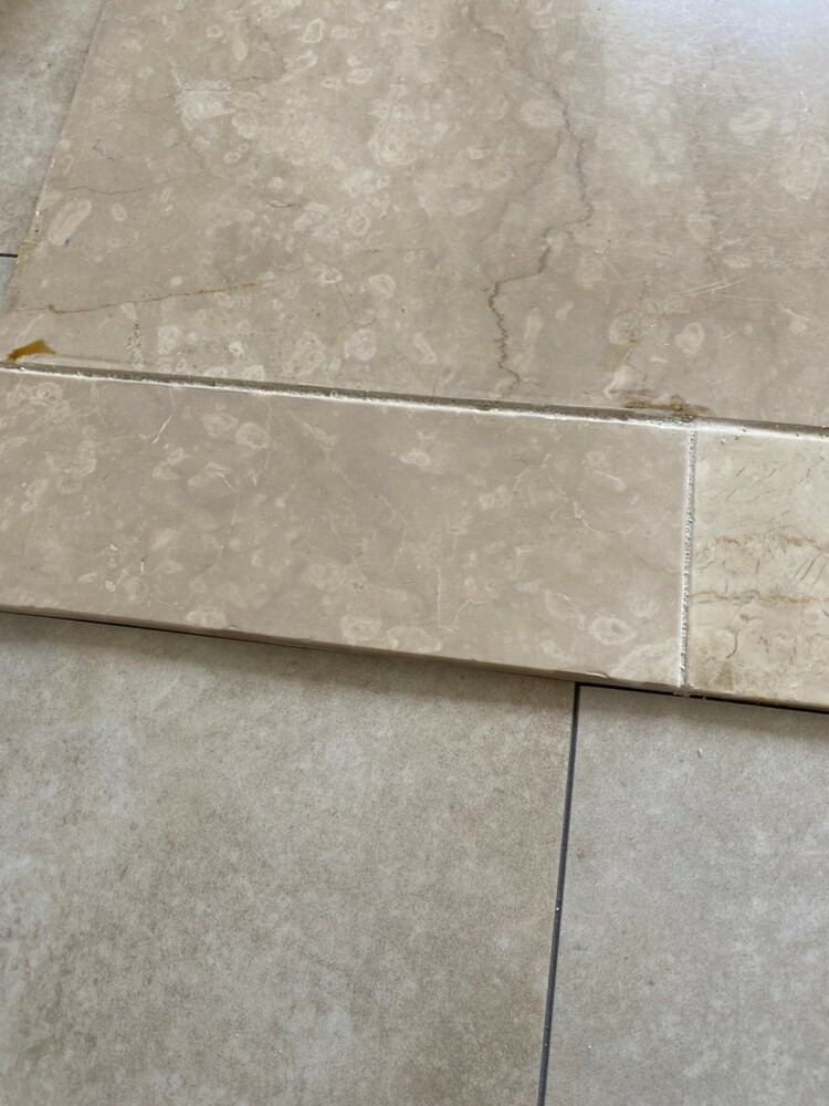 タイル欠損カット　補修前