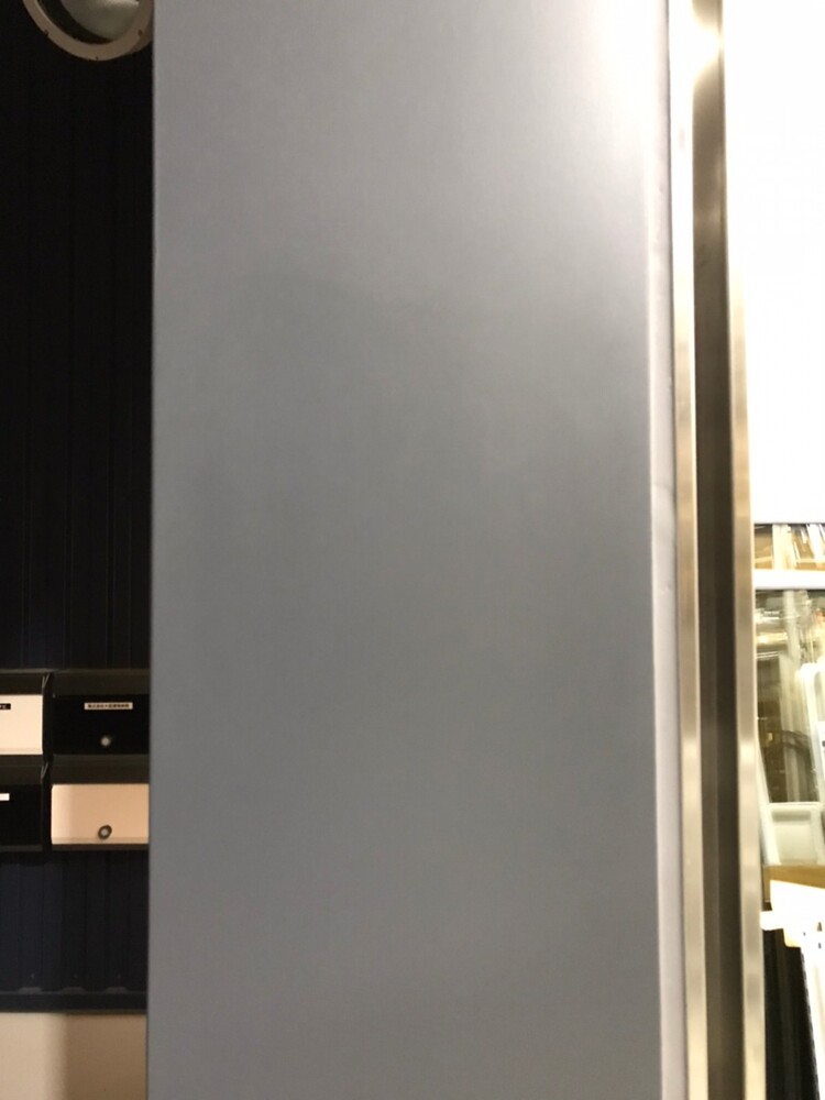 へこんだシャッター枠　補修前