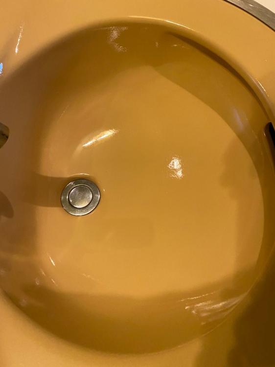 ホテルの洗面ボウルに穴　補修前