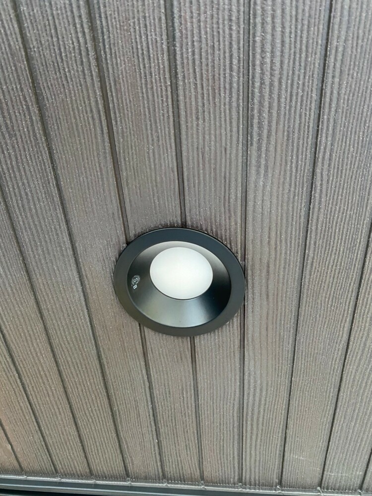 軒天切り傷　補修前