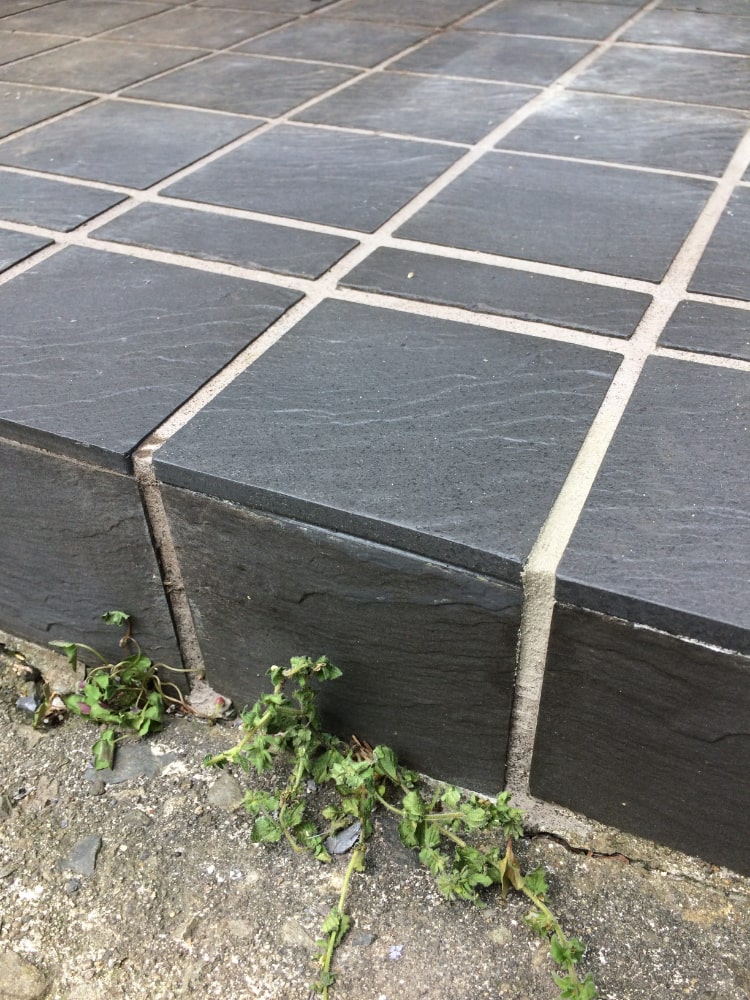 タイル割れ、欠けのキズを新品同様に補修 BEFORE