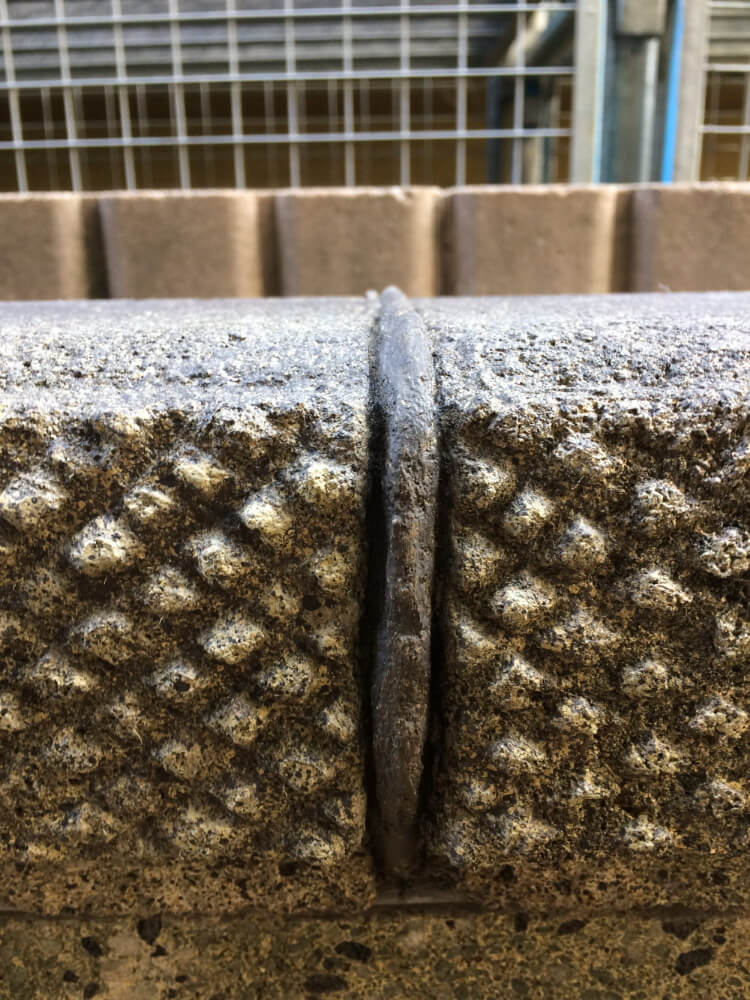 石材補修！ブロック塀が大きく欠けたキズを完全再現！大阪 BEFORE