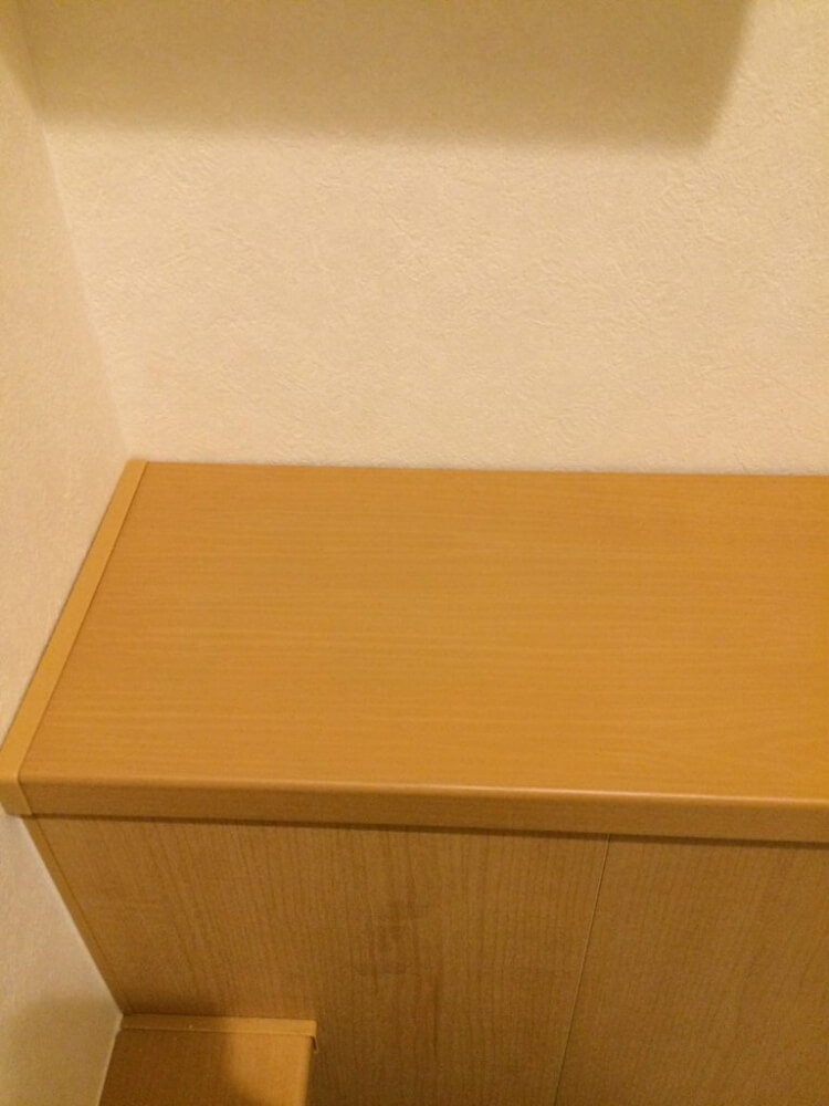 トイレカウンターの真っ黒焦げ跡を完全に消して新品同様に復元　兵庫県尼崎 BEFORE