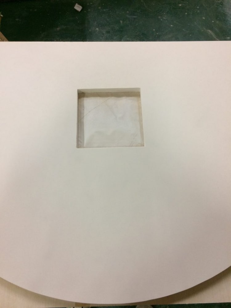 白い人工大理石に間違えて開けてしまった穴の修復、補修　　大阪枚方市 BEFORE