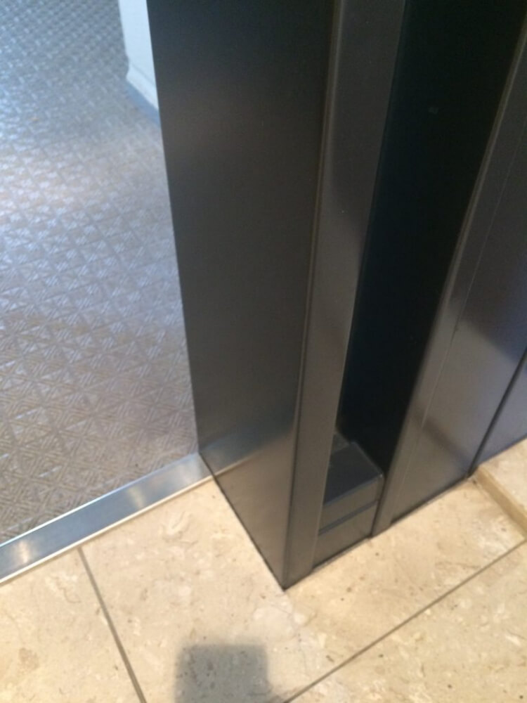 塗膜が剥がれてボロボロの玄関ドア枠の傷を、補修技術で無かったことに！　兵庫県尼崎市 BEFORE