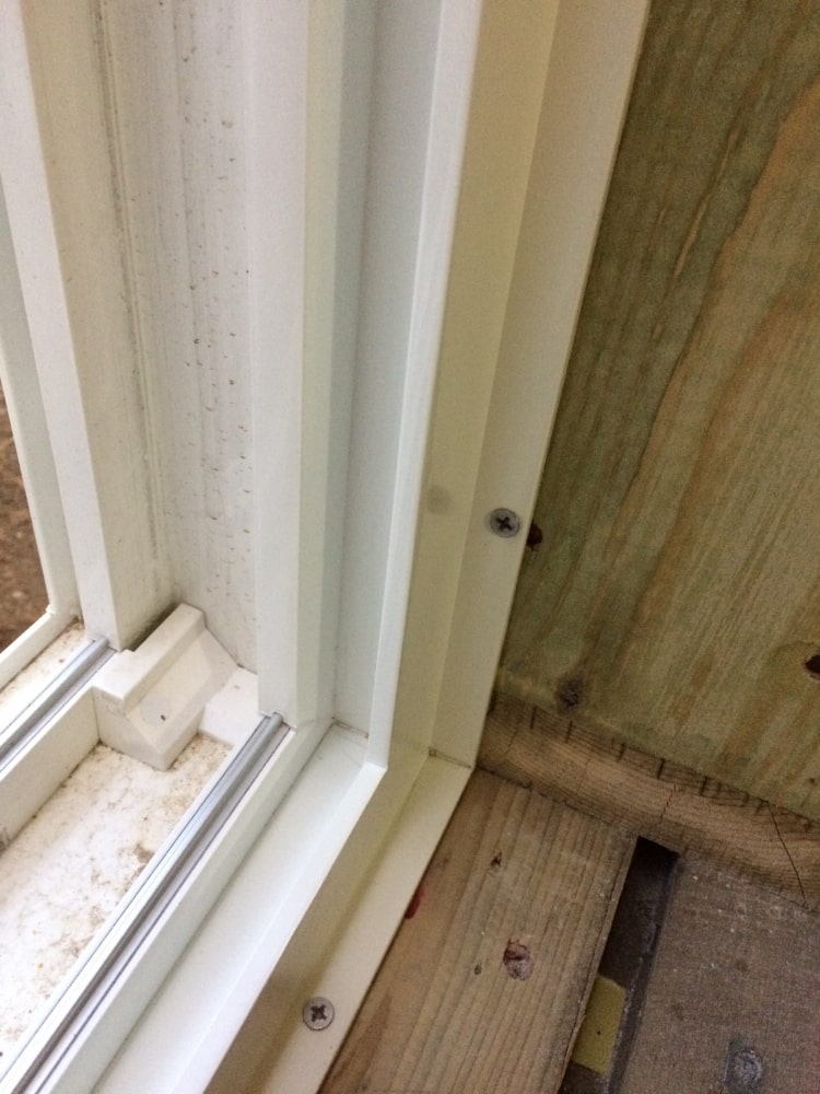 大阪　樹脂サッシの割れ、欠け　破片はないのか！？　補修　BEFORE