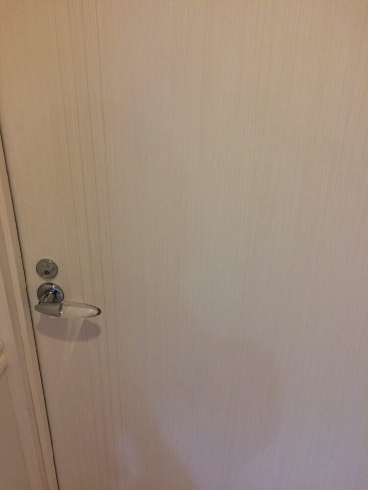 フローリングの日焼け補修と思って行ったら、建具（ドア）の穴？！　神戸市 BEFORE