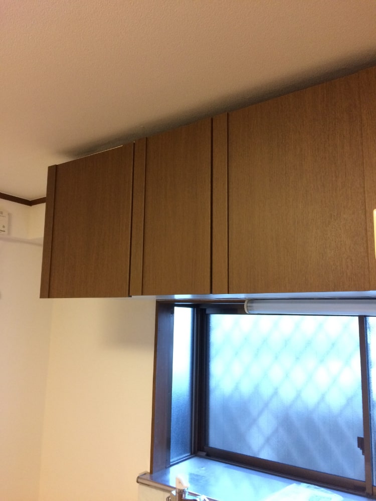 キッチンの吊戸のシート剥がれとシールとフック外しの補修　　兵庫県伊丹市 BEFORE