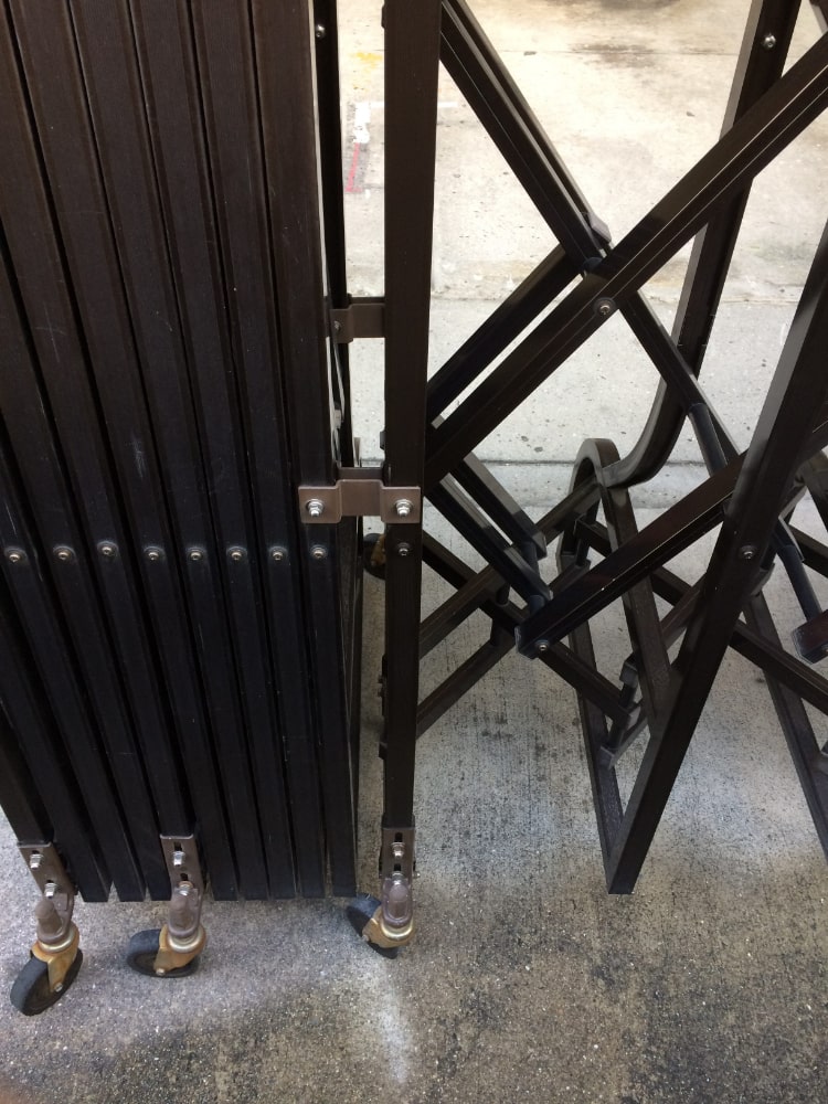 アルミ補修　伸縮門扉　曲がり補修　豊中市蛍池出張所 BEFORE