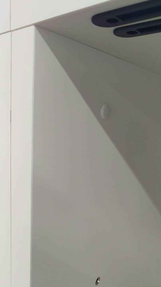 ロッカーのビス開け間違いの補修　現場　大阪府大阪市 BEFORE