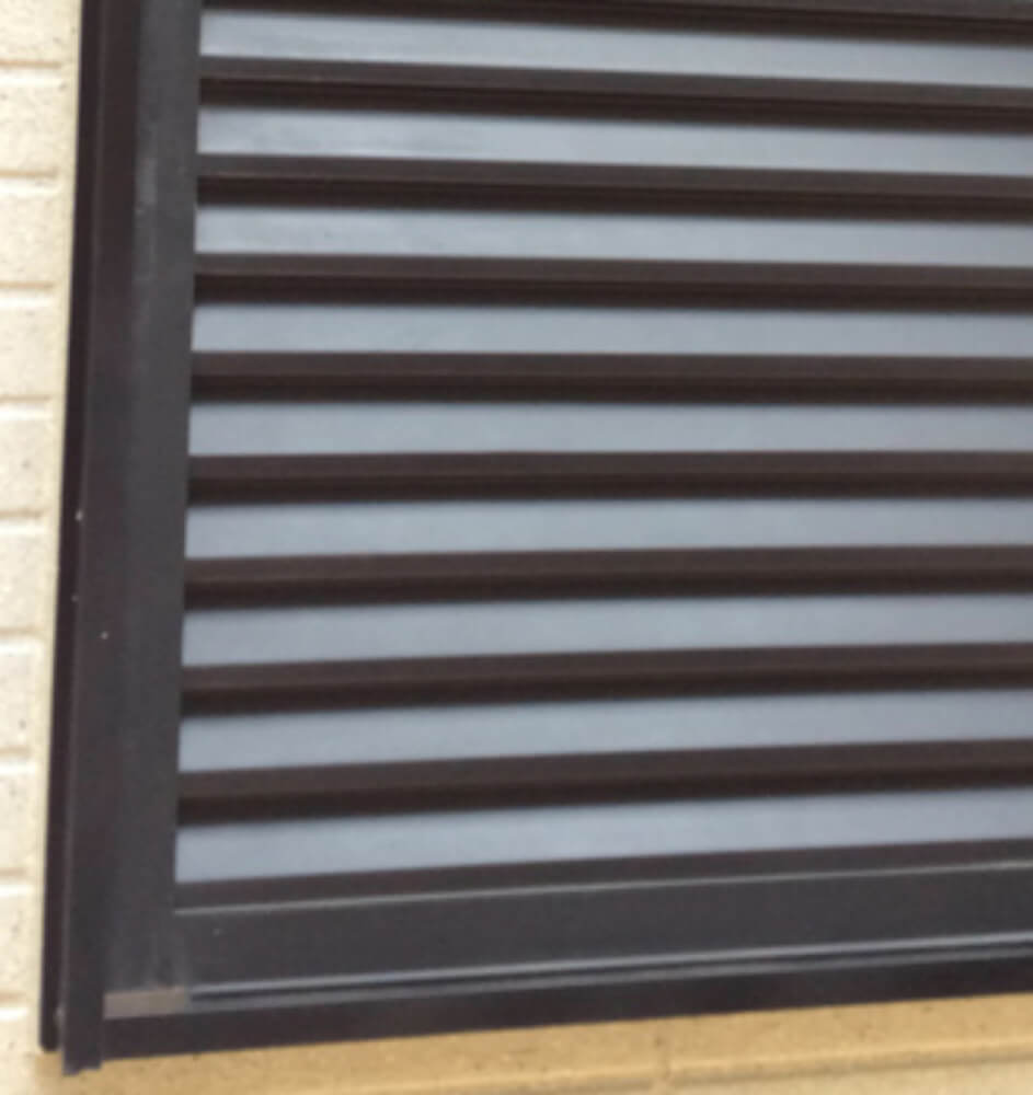 雨戸　凹み補修　現場　大阪府大阪市 BEFORE