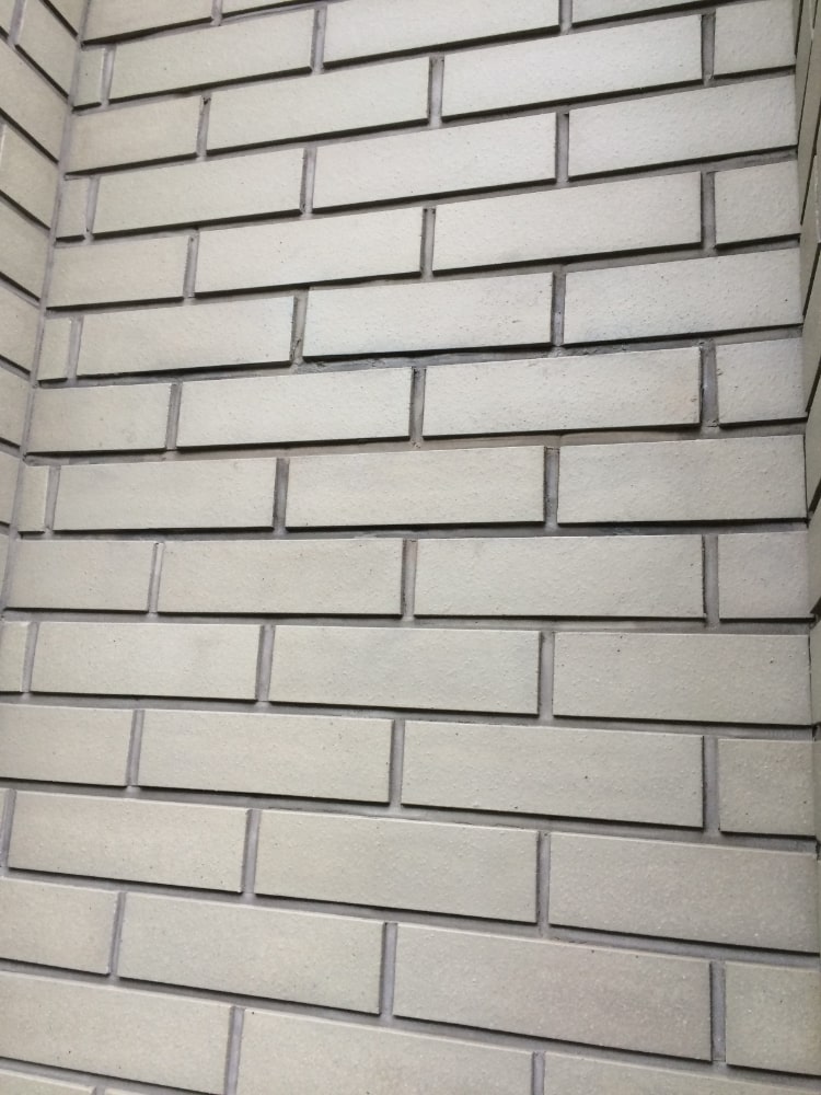 ビス穴補修　ブロック塗装　現場　大阪府吹田市 BEFORE