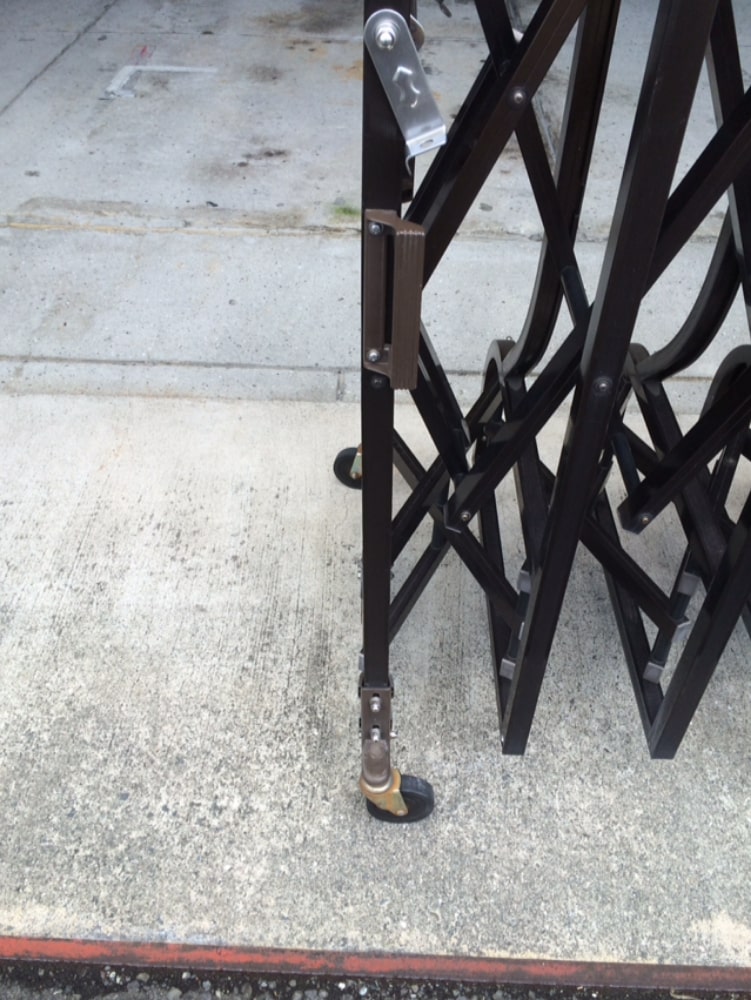 門柱　車をぶつけた跡の曲がりを補修　現場　大阪府豊中市 BEFORE