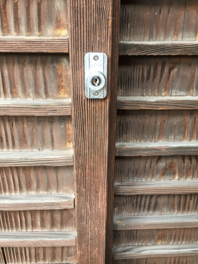 無垢材扉の鍵穴付け替え後のラッチ穴を無かったかのようにリペア　東大阪 BEFORE