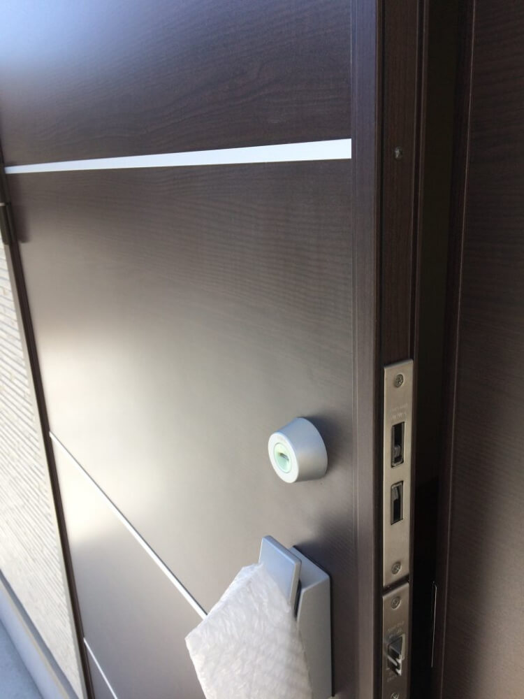 木目調玄関ドアの凹みをたった3時間で綺麗にリペア　大阪 BEFORE