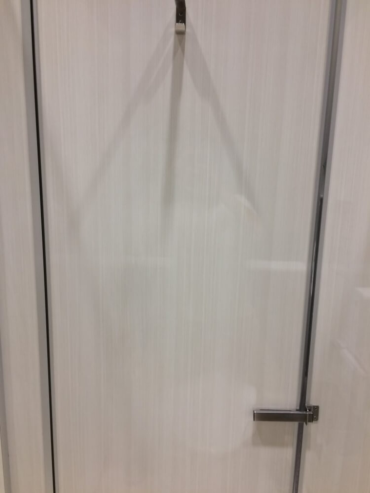 鏡面扉にパンチ！陥没穴のリペア補修　大阪市