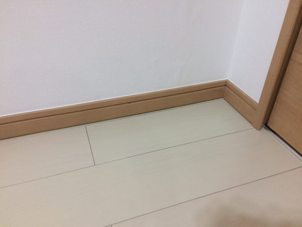 フローリングにカビ？！ カビ・シミを除去し補修して全く分からなくなりました！　大阪府豊中市 BEFORE