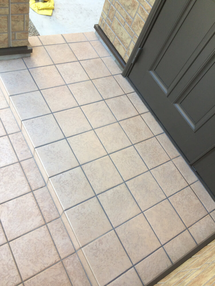 玄関タイルが白化している？！ エフロ除去、およびシミ・汚れの補修　兵庫県尼崎市　BEFORE