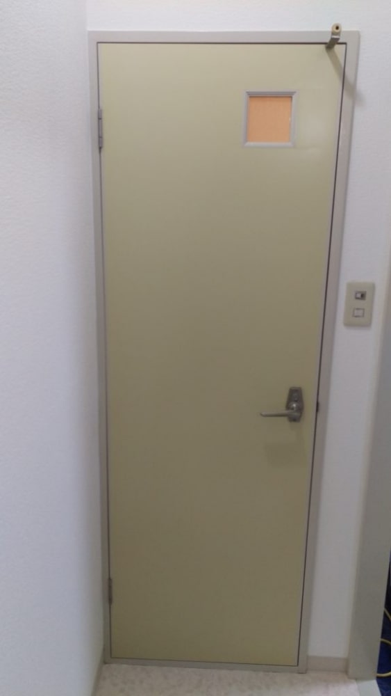 木製建具　穴の補修　大阪市鶴見区 BEFORE