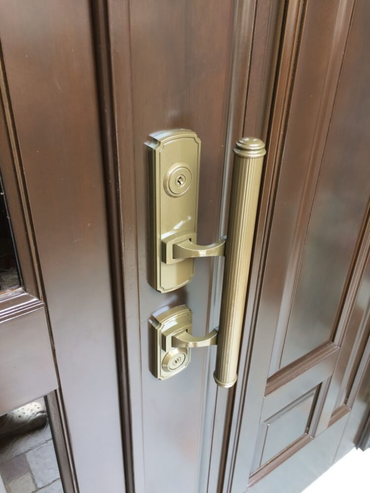 木製玄関ドアの劣化したボロボロの取っ手。半日作業で新品同様ピカピカに再生！　大阪豊中市 BEFORE