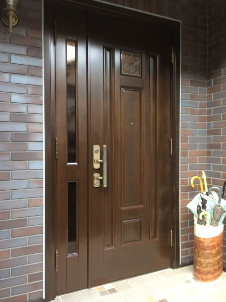 木製玄関ドアを劣化前の状態に完全復活！木目を残した高難易度の無垢材補修　大阪豊中市 BEFORE