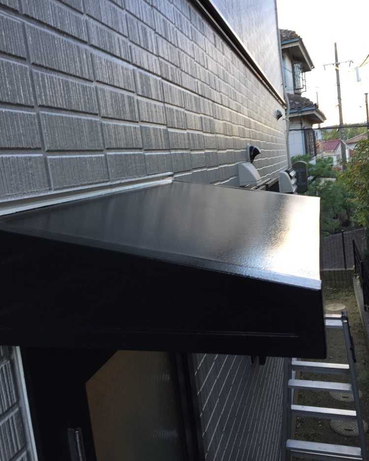 庇の塗膜剥がれ＋凹み傷　before