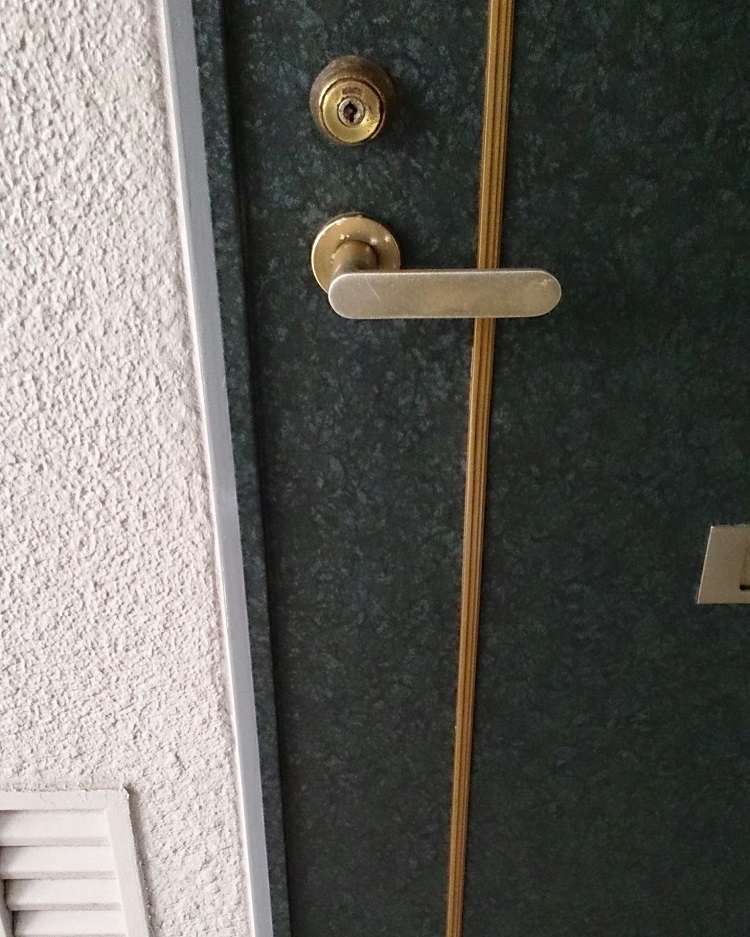 玄関ドアのヘコミ特大！！　before