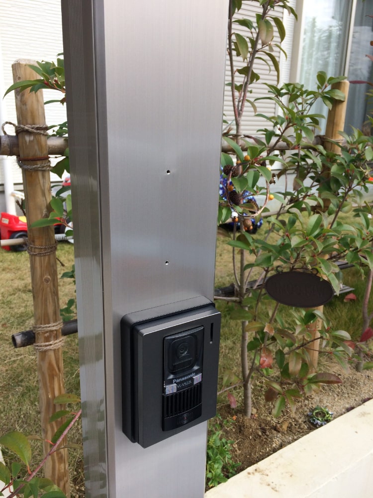 門柱　傷の補修と思ったら、シールの跡でクリヤー吹いてすぐ終わった　　兵庫県伊丹市 BEFORE