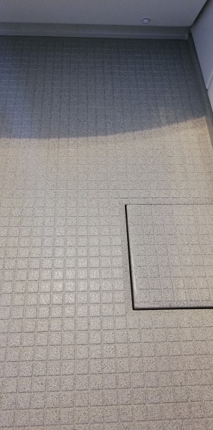 浴室床穴補修前