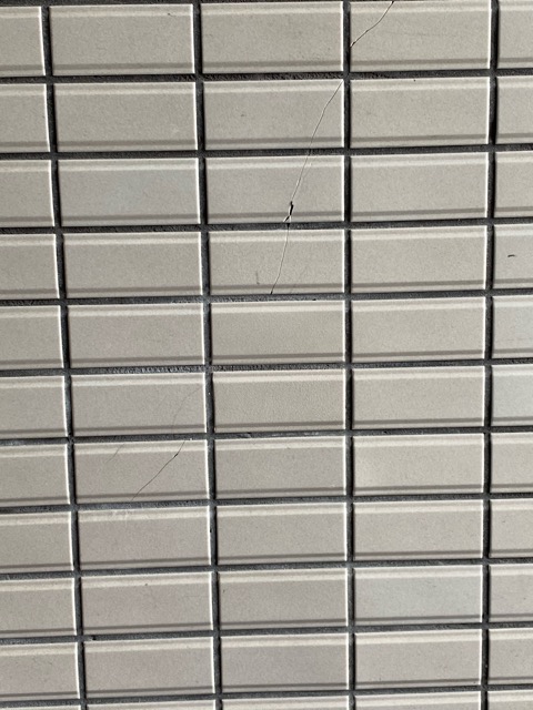 外壁タイルクラック ひび割れ作業前