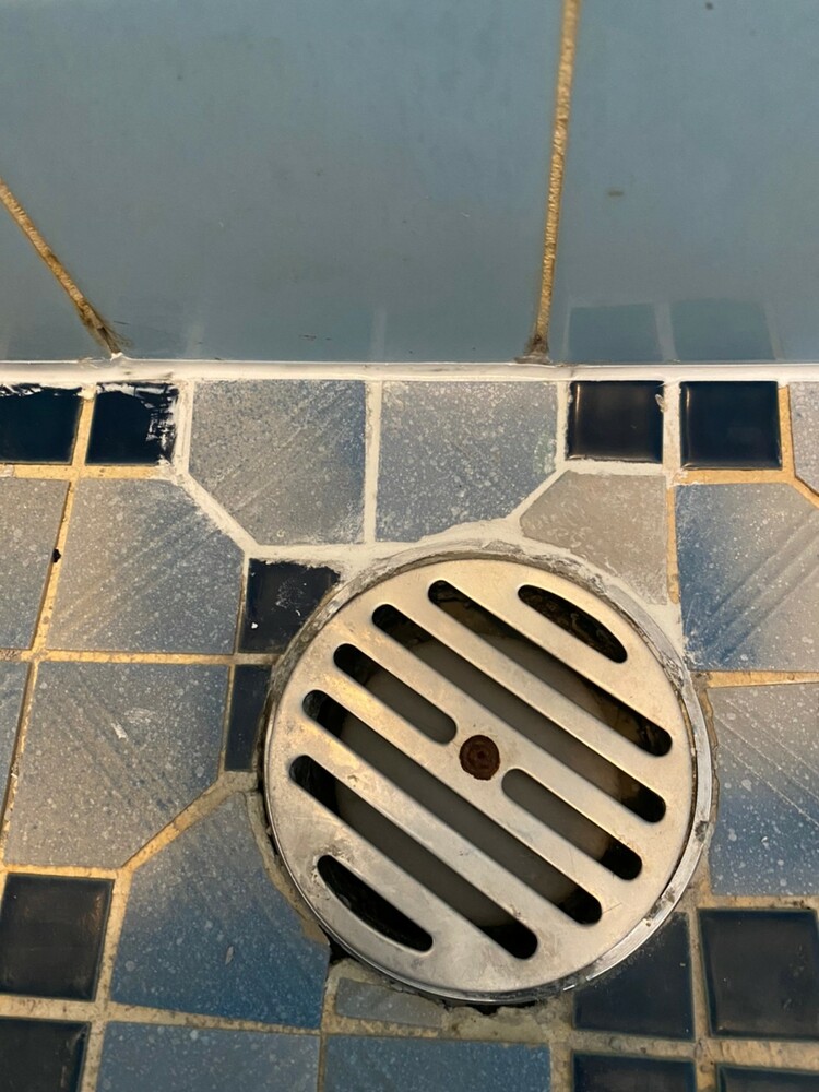 風呂床タイル  割れ・陥没補修　前