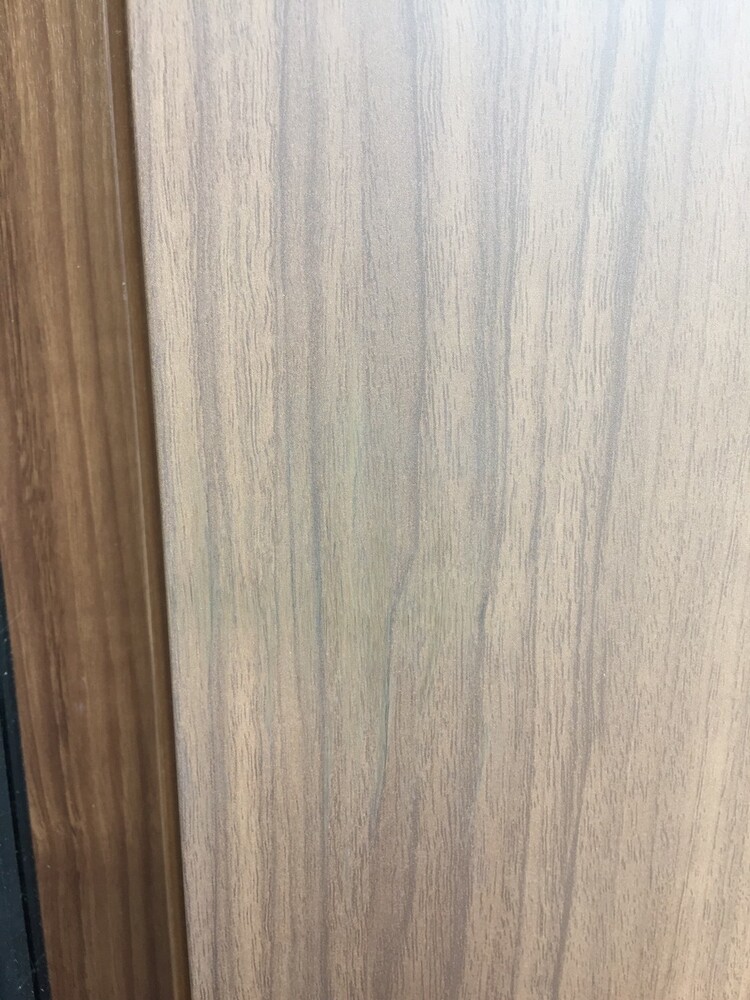 玄関ドアのキズ補修跡を再リペア　作業前