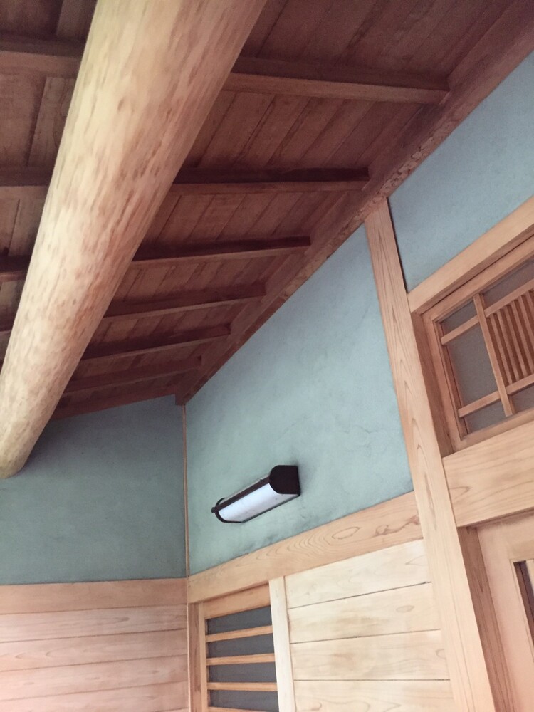 玄関・柱　研磨染み抜き　before