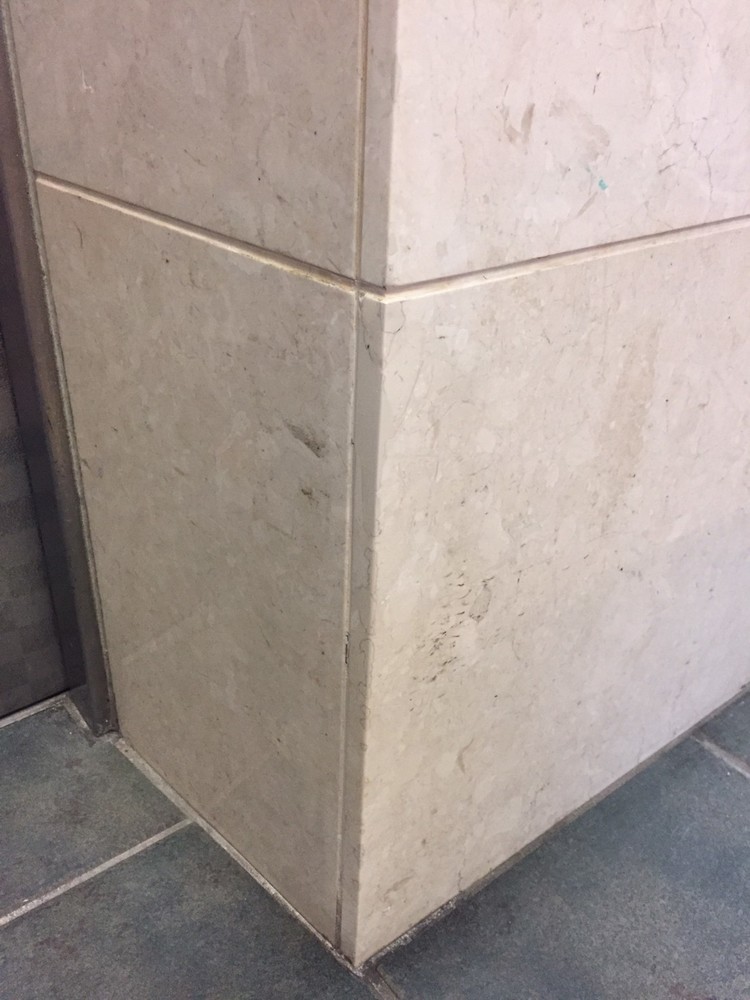 マンションエントランス 大理石欠け補修　工事前