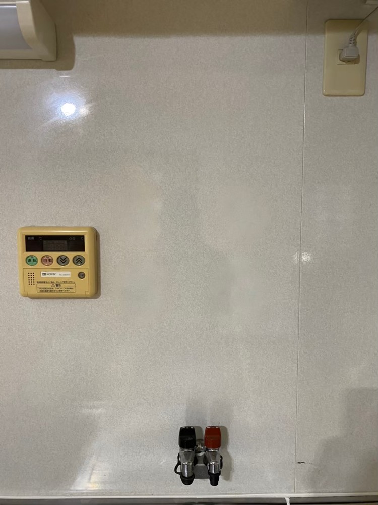 キッチンパネルビス穴傷　補修前