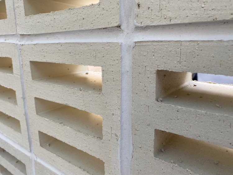 外塀の目地色変え　工事前