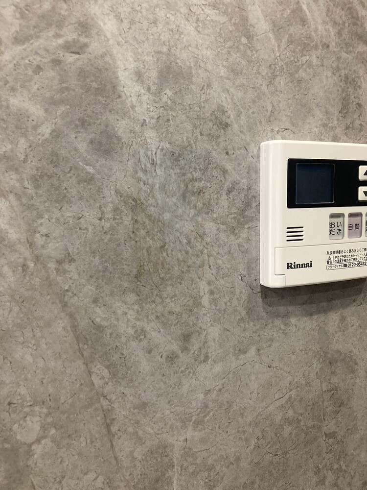 石目キッチンパネル穴補修前