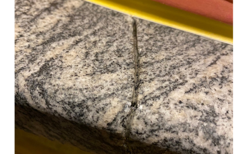 大理石ヒビ割れ部分リペア補修前