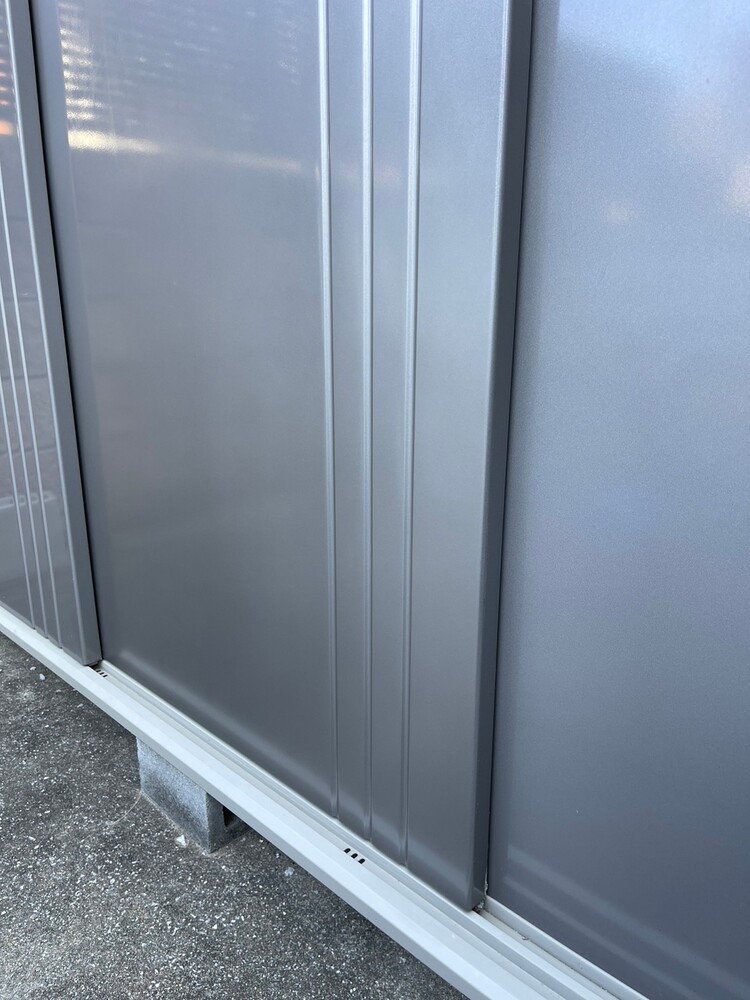 物置キズ修復前