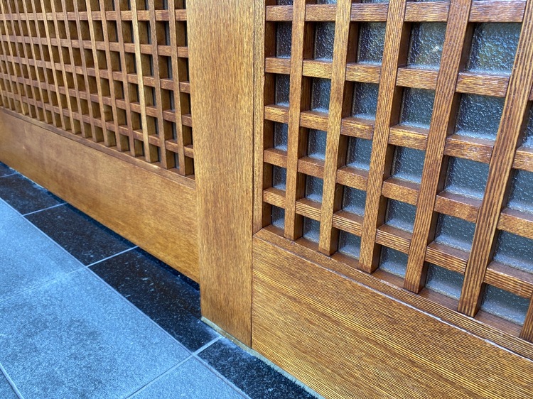 玄関引き戸の無垢再生塗装補修前