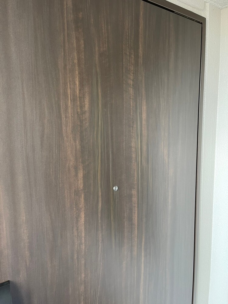 マンションの玄関扉ヘコミリペア前