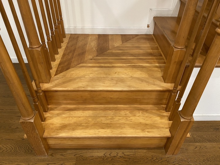 階段の踏板補修前