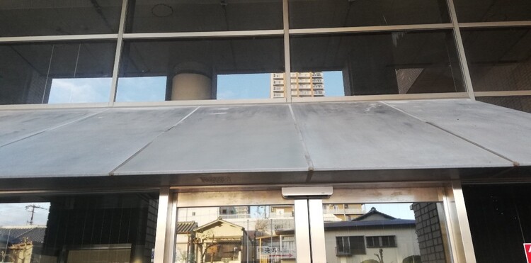 マンション下屋板金リペア前