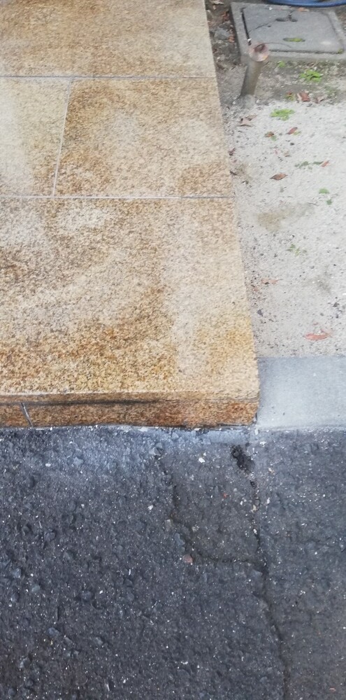 石材タイル割れ補修前