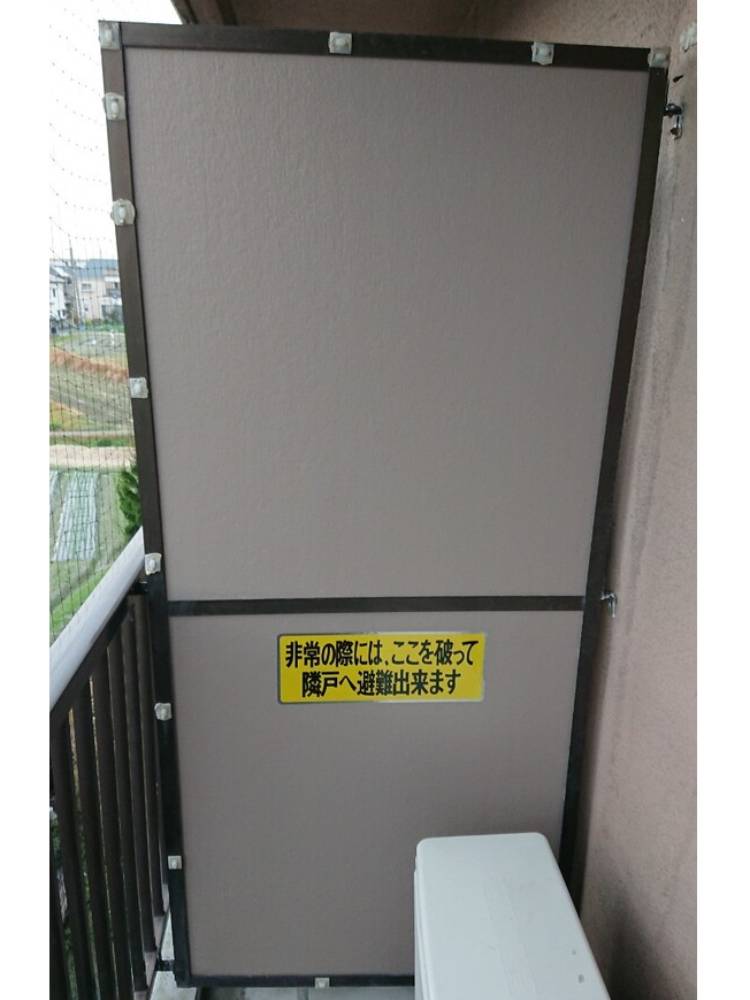 賃貸マンション隔て板補修前