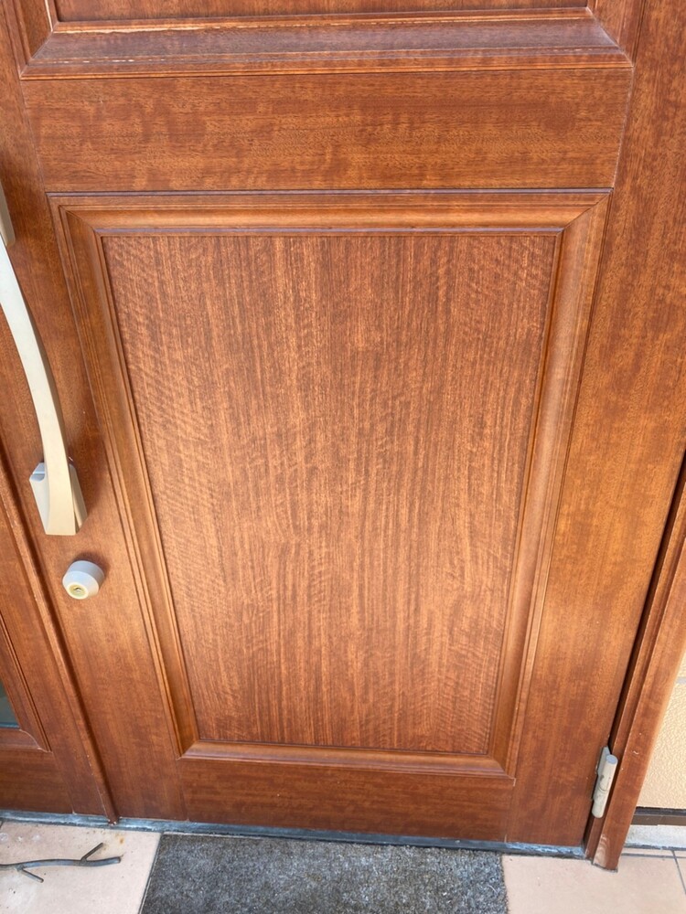 玄関ドア部分シート貼り工事前