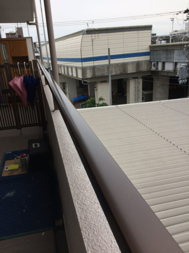 曲がり過ぎて形がいびつになってしまったバルコニーの手すりを元通りに完全修復補修　兵庫県尼崎 BEFORE