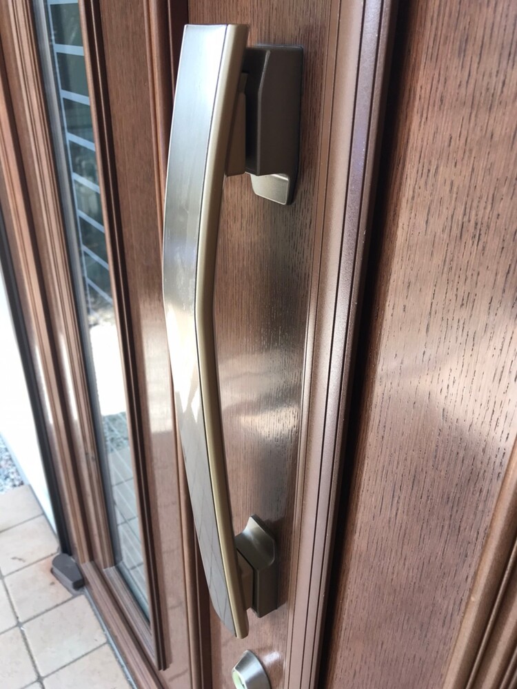 玄関ドア取っ手塗装補修前