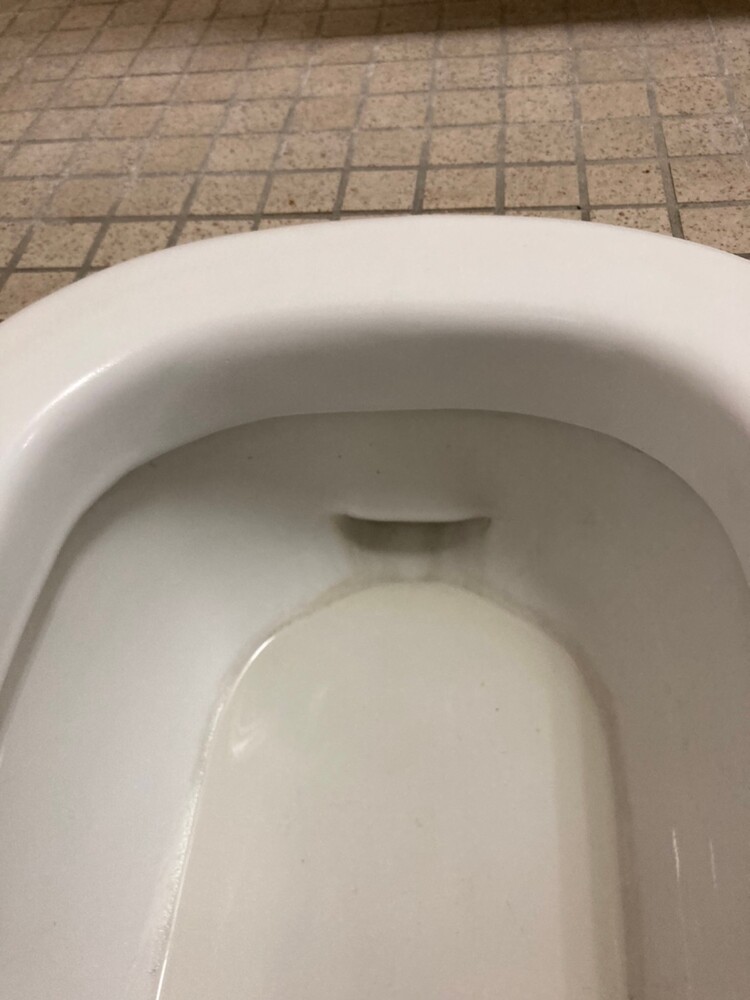 和式トイレ便器　欠損補修工事前